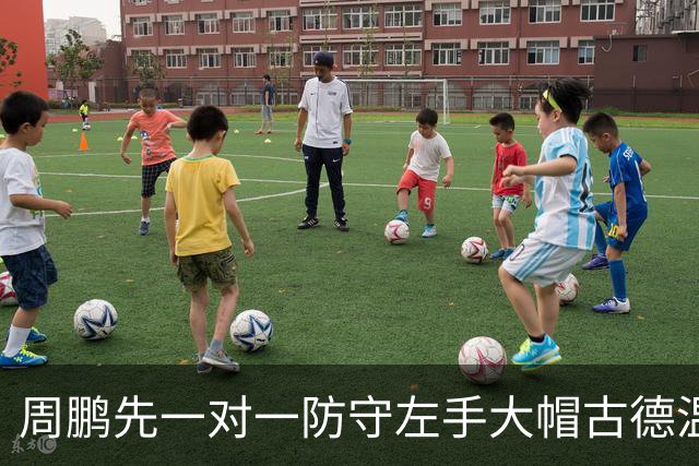 周鹏先一对一防守左手大帽古德温，随后又追防右手大帽麦基